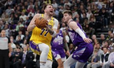 开云体育在线-爵士连胜气氛高涨，战绩逐步回升