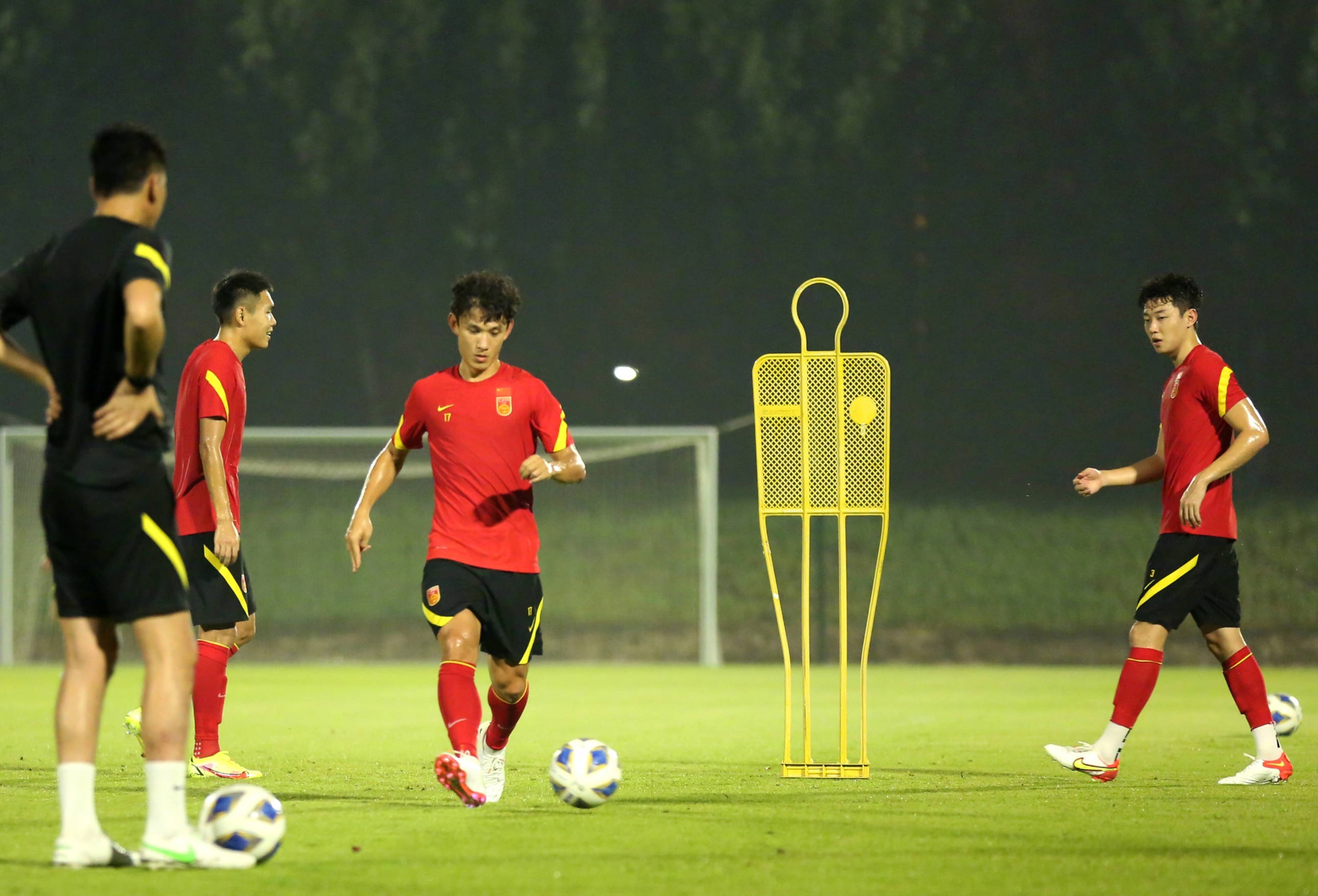 比赛中场上突发状况，球队临时换人带来不同战术