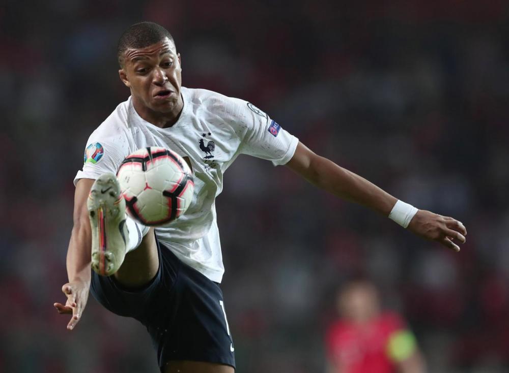 法国国家队在主场战胜波黑，取得胜利