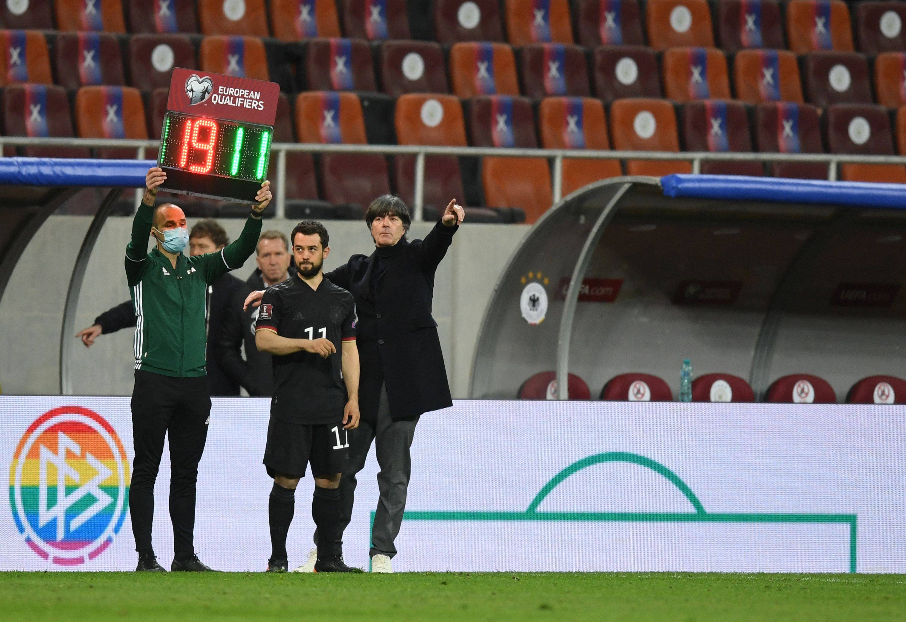 德国队客场战胜罗马尼亚队,稳居次席 德国队客场战胜罗马尼亚队,稳居次席