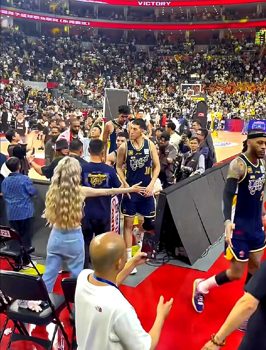 赛场上球员们拼尽全力争夺胜利的场面