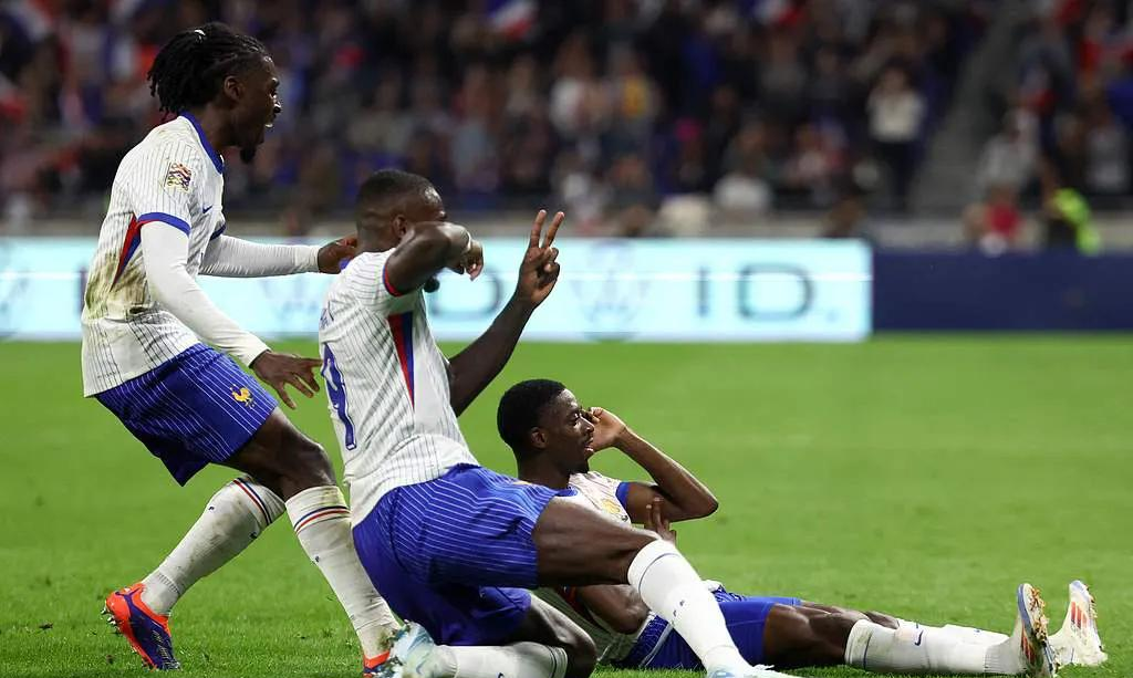 赛场上球员们拼尽全力争夺胜利的场面