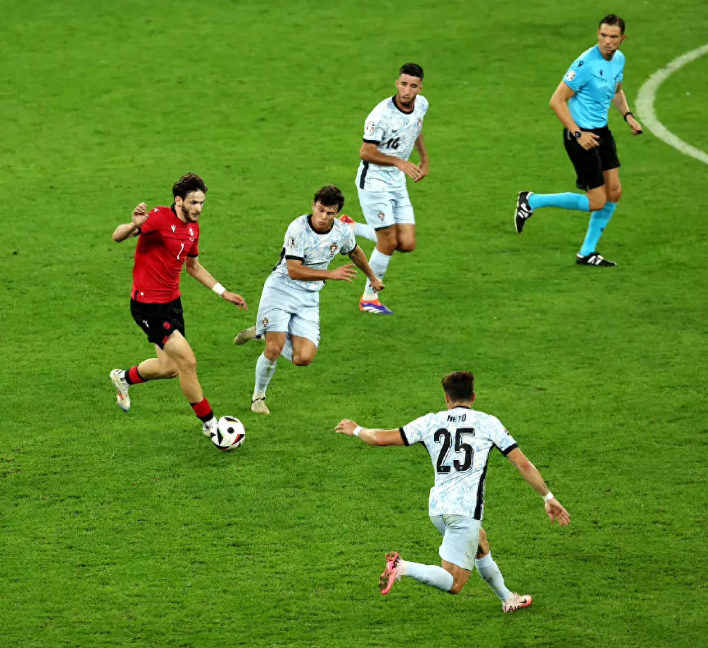 精彩绝伦！欧洲足球赛场上展现出色