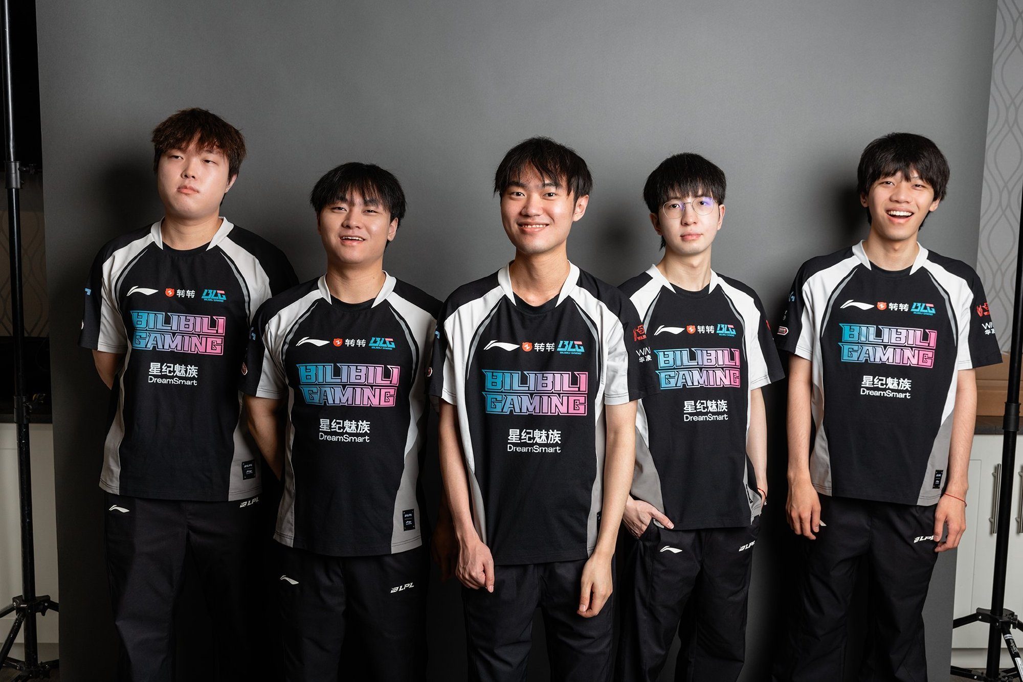 BLG绝杀FLY，Knight拿下关键大龙焦点之战淘汰赛，让粉丝疯狂欢呼