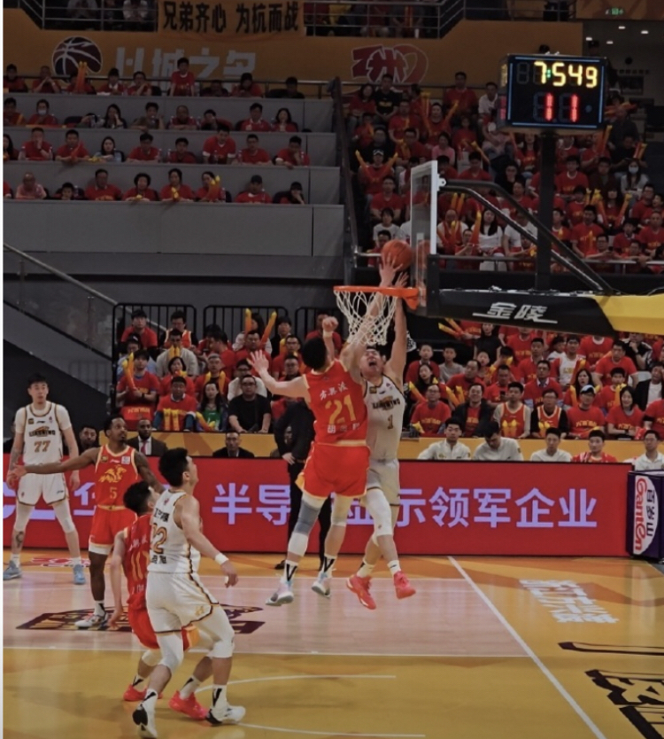 比赛节奏激烈,场上拼抢不断 比赛节奏激烈,场上拼抢不断