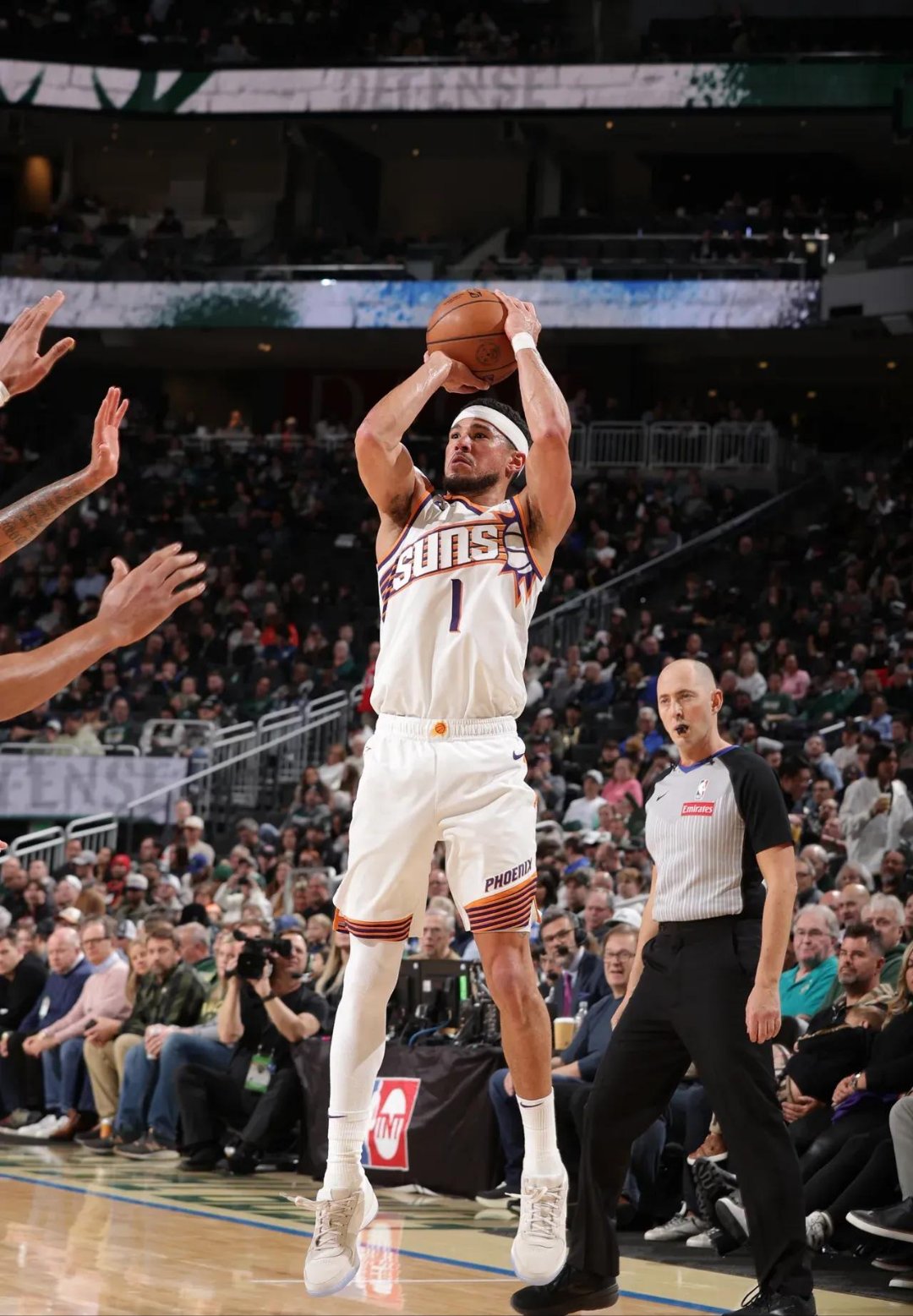 关于深圳队横扫马刺,布克惊艳四座的信息 关于深圳队横扫马刺,布克惊艳四座的信息