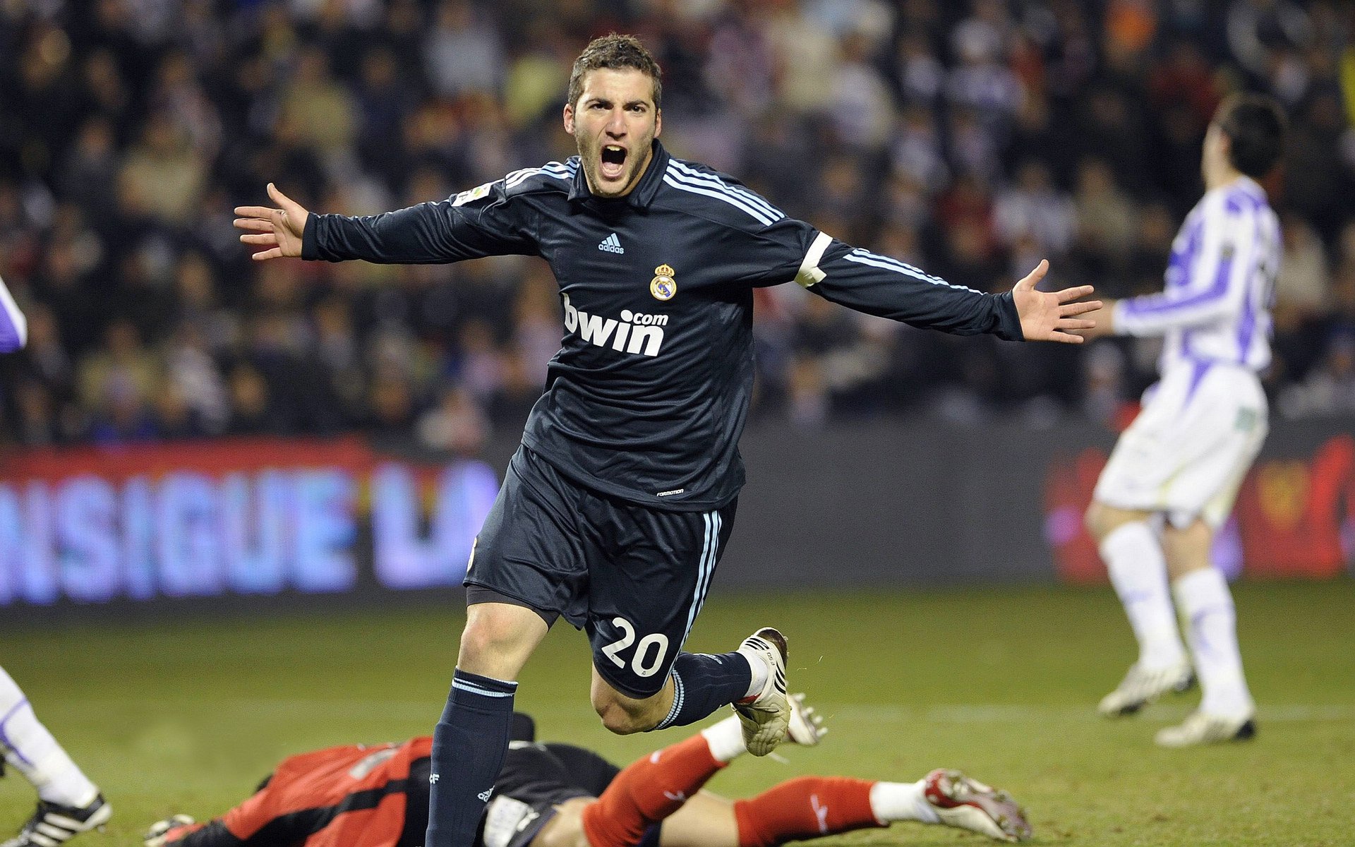 一剑封喉!姆巴佩伯纳乌首献关键制胜,皇马完胜勒沃库森开启新时代